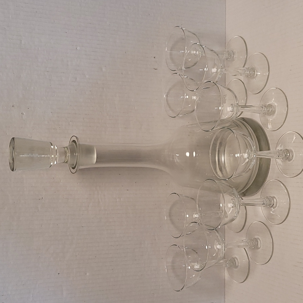 Beautiful Vintage Decanter with 9 Wine Glasses - Picture 2 of 16